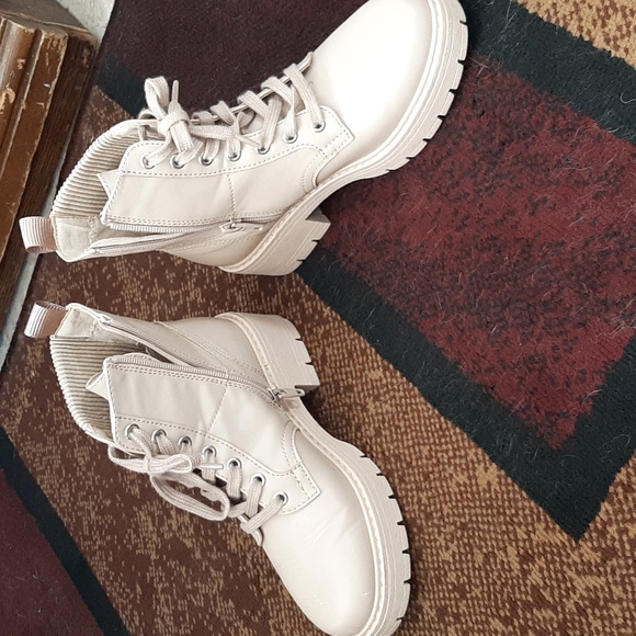 Girls beige boots size 2 - Picture 2 of 5